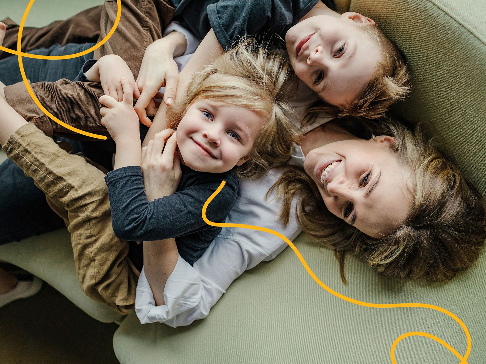 Mutter mit zwei Kindern auf dem Sofa – Familie und Gesundheit bei Groupe Mutuel